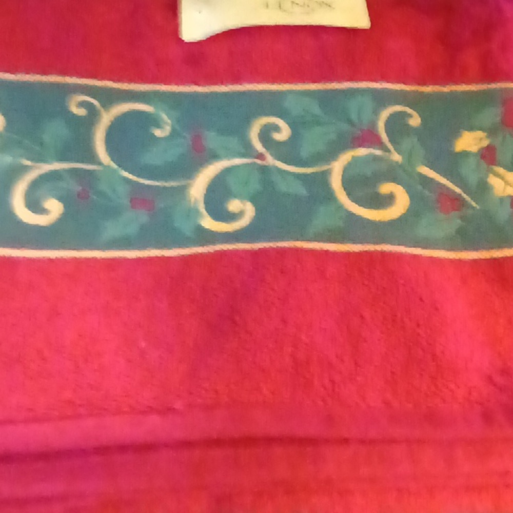 NWT Lenox Christmas Red Holly Bath Towel